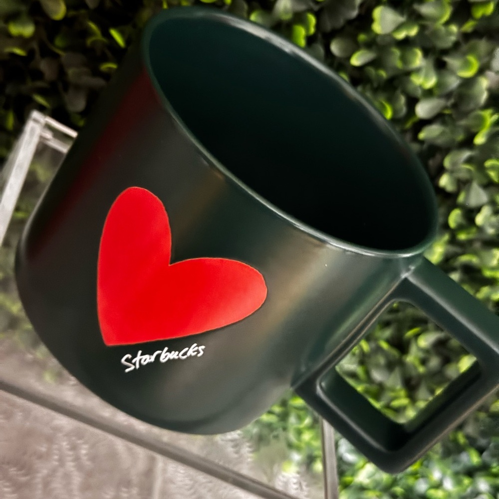 NWT♥️Starbucks 2026 Valentine’s Day Dark Green Red Heart XOXO 12 oz Ceramic Mug